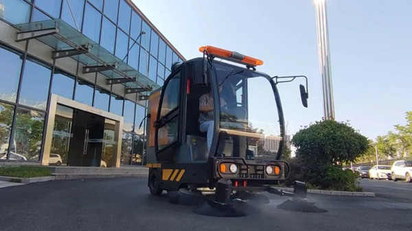 社區使用電動駕駛式掃地機怎么樣